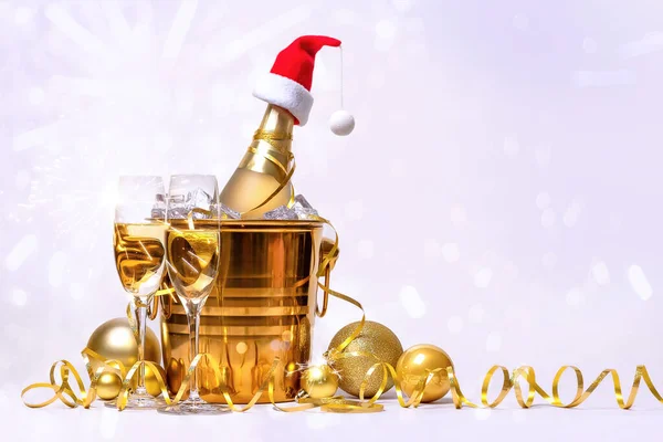 Бутылка Шампанского Красной Кепкой Санта Клауса Золотом Ведре Льдом Двумя Стоковое Фото