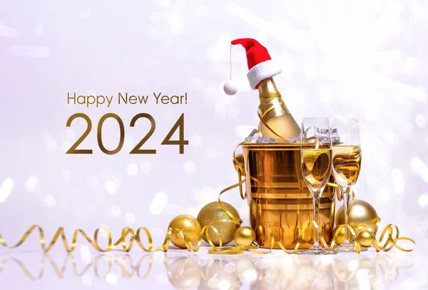 Eine Flasche Champagner Mit Rotem Weihnachtsmannverschluss Einem Goldenen Eimer Mit lizenzfreie Stockfotos