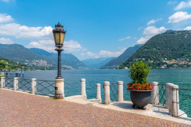 Como, İtalya. Como gezinti alanı, göl ve dağların manzarası