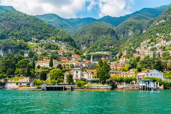 Como Gölü, Moltrasio, İtalya. Kıyı manzarası ve binalar.