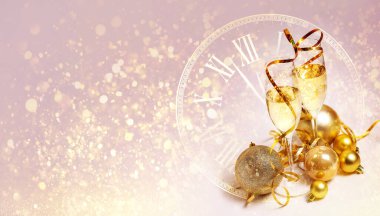 İki bardak şampanya, altın yılanbalığı ve pembe arka planda balonlar. Yeni Yıl Selamları