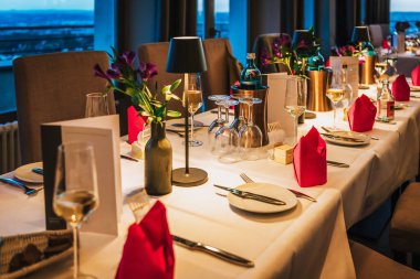 Restoranda bir masa, şenlikli bir akşam yemeği için.