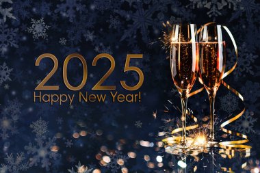 Mutlu yıllar 2025! Şampanya dolu altın bir kova, iki bardak ve arka planda altın bir flama.