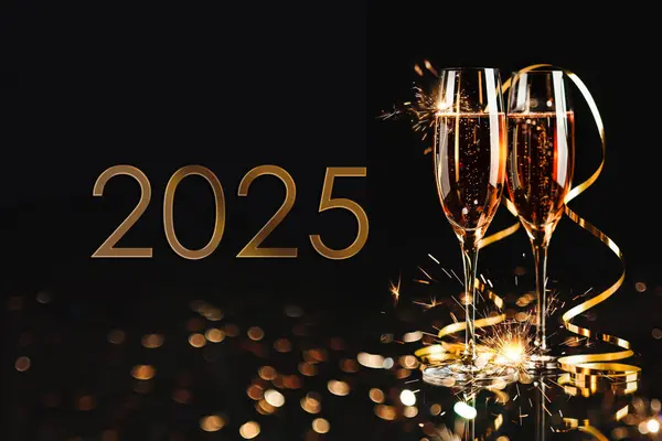 Mutlu yıllar 2025! Şampanya dolu altın bir kova, iki bardak ve arka planda altın bir flama.