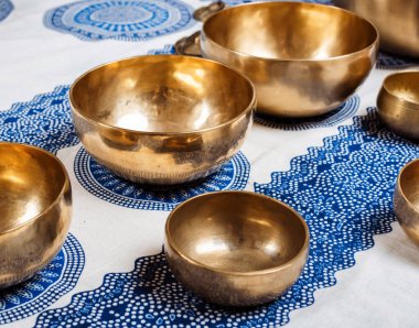 Meditasyon için Tibet bronz kaseleri
