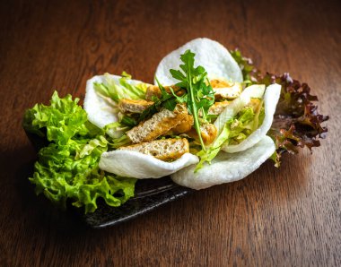 Tofu peynirli Asya salatası, sebze ve pirinç cipsi.