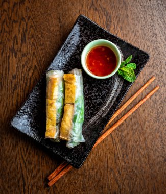 Asya mutfağı. Vejetaryen dürümleri, tofu peynirli pirinç kağıdı.