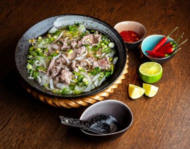 Siyah seramik tabakta Asya sığır eti çorbası