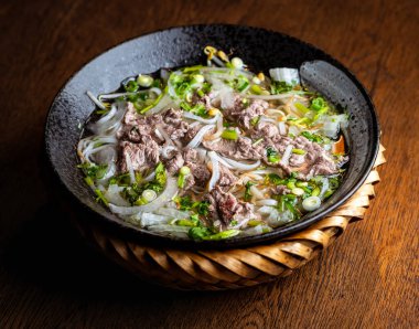 Siyah seramik tabakta Asya sığır eti çorbası