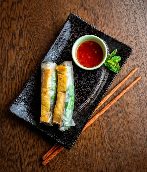 Asya mutfağı. Vejetaryen dürümleri, tofu peynirli pirinç kağıdı.