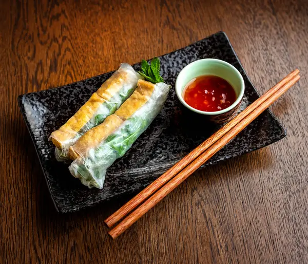 Asya mutfağı. Vejetaryen dürümleri, tofu peynirli pirinç kağıdı.