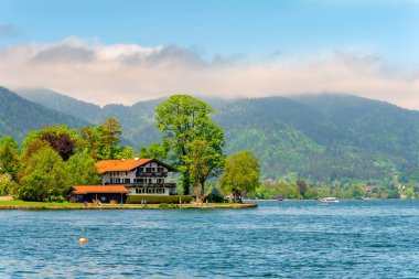 Bir yaz günü Tegernsee Gölü 'nde. Gölün üzerindeki otelin manzarası