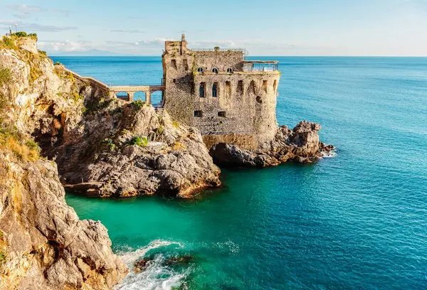 İtalya 'nın Amalfi kıyısında. Torre Normanna manzarası. Denizin üzerindeki eski kale.