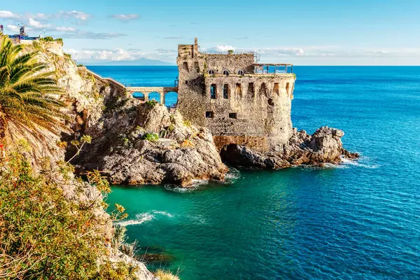 Die Amalfiküste Italiens Blick Auf Torre Normanna Die Alte Festung Stockfoto