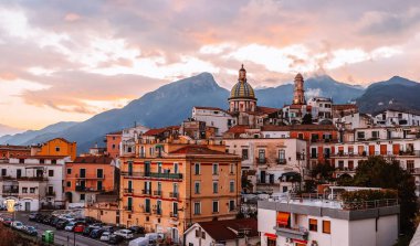 Akşamın manzarası Vietri Konsolosu Mare ve dağları günbatımının arka planında