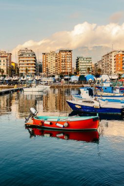 Salerno 'daki rıhtımda bir balıkçı teknesi var.