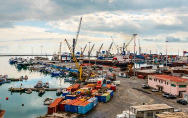 Salerno, SA, İtalya, 03.16.2024. Salerno 'daki ticari limanın görüntüsü