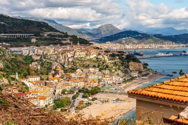 Baharda Vietri Konsolosu Mare 'deki plaj. Şehir plajı ve deniz manzarası