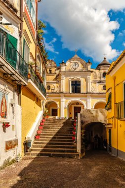 İtalya 'nın Albori köyünde bir meydan. Chiesa Santa Margherita d 'ANTIOCHIA Manzarası