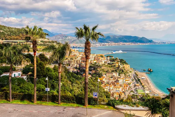 Vietnam konsolosu Mare 'nin panoramik manzarası. Palmiye ağaçları, deniz ve dağlar. İtalya 'nın Amalfi kıyıları