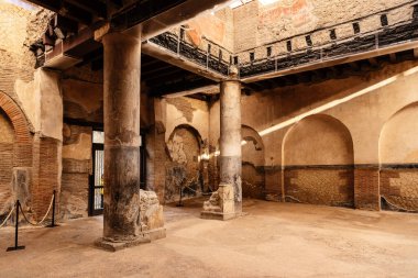 Vezüv Dağı eteğinde yer alan antik Herculaneum şehrinin kalıntıları..  