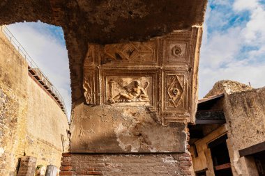 Vezüv Dağı eteğindeki antik Herculaneum şehrinin kalıntıları. Tanrı 'nın görüntüsü ve süsü ile rahatlama