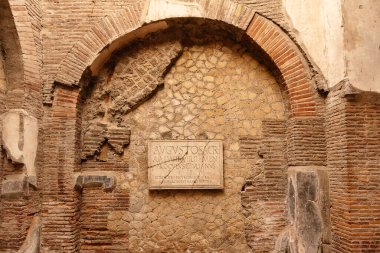 Vezüv Dağı eteğinde yer alan antik Herculaneum şehrinin kalıntıları..  