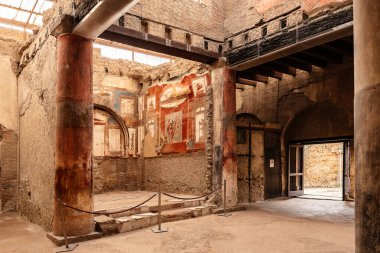 Vezüv Dağı eteğinde yer alan antik Herculaneum şehrinin kalıntıları..  