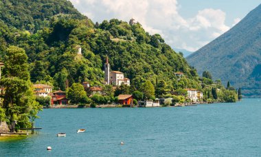 Lugano Gölü, İtalya. Göl manzarası, dağlar ve binalar