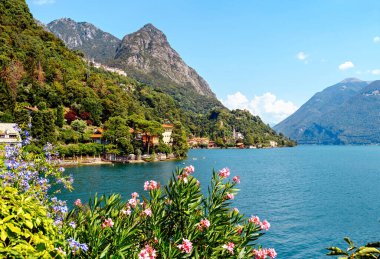 Lugano Gölü, İtalya. Göl manzarası, dağlar ve binalar