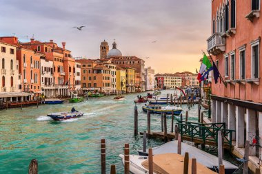 Venedik 'te sabah. Kargo gemileri Venedik kanallarından kargo taşıyor.