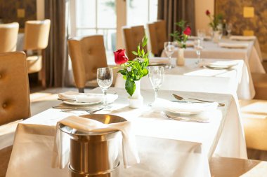 Restoranda bir sehpa.