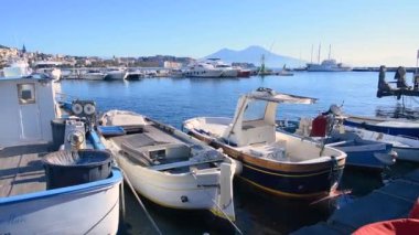 Napoli limanında Vesuvius 'a bakan balıkçı tekneleri