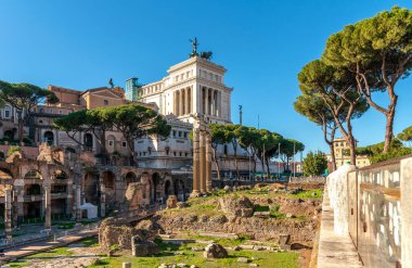 Roma, İtalya 'da. Arkasında Vittorio Emanuele Anıtı (Vittoriano) bulunan Sezar Forumu. 