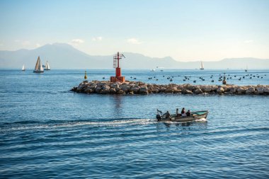 Napoli Körfezi. Napoli Körfezi 'nin sularında tekne ve yelkenli tekneleri