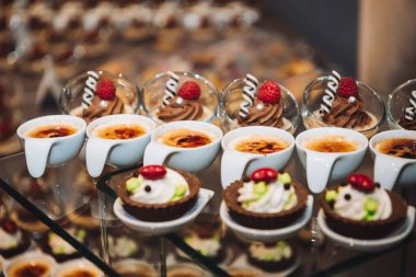 Creme Brulee ve diğer küçük tatlılar şenlik masasında