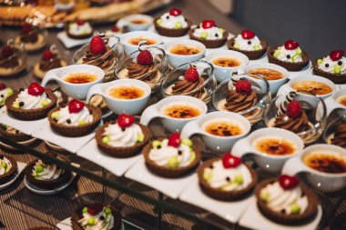 Creme Brulee ve diğer küçük tatlılar şenlik masasında