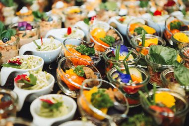 Açık büfede menekşelerle süslenmiş salatalar.