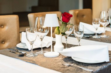 Restoranda. Akşam yemeği için bir masa. Metin için çerçeve