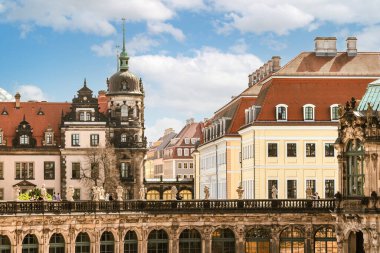Dresden 'in mimari anıtları. Saray kompleksi. Residenzschloss 'un Zwinger duvarından görüntüle