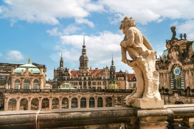  Dresden 'in mimari anıtları. Saray kompleksi. Residenzschloss 'un Zwinger duvarından görüntüle