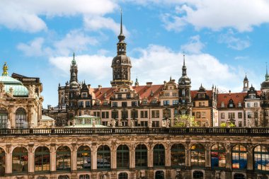 Dresden 'in mimari anıtları. Saray kompleksi. Residenzschloss 'un Zwinger duvarından görüntüle