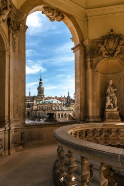 Dresden 'i görüyorum, Zwinger. Kralların sarayının manzarası. Taç kulesinin kemerinden.