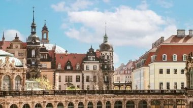 Dresden 'in mimari anıtları. Saray kompleksi. Residenzschloss 'un Zwinger duvarından görüntü. Fotoğraf slayt gösterisi