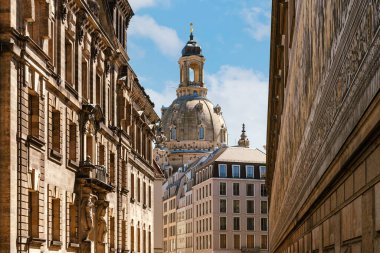 Dresden, Saksonya 'nın başkenti. Güneşli bir günde Frauenkirche manzarası