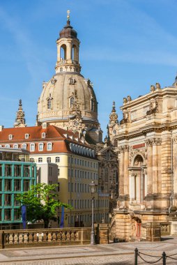 Dresden, Saksonya 'nın başkenti. Güneşli bir günde Frauenkirche manzarası