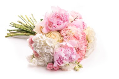 Pembe ve beyaz şakayık demeti, güller, ortancalar ve Asya düğün çiçekleri. Beyaz arka planda izole edin. Tebrikler.