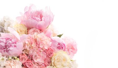 Pembe ve beyaz şakayık demeti, güller, ortancalar ve Asya düğün çiçekleri. Beyaz arka planda izole edin. Tebrikler.