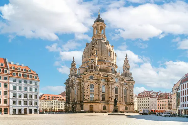 Dresden, Saksonya. Frauenkirche ve meydanı güneşli bir günde görmek