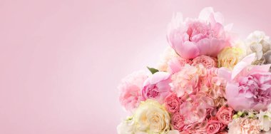 Beyaz ve pembe şakayık buketi, güller, ortancalar ve Asya düğün çiçekleri. Pembe arka planda izole edin. Tebrikler.